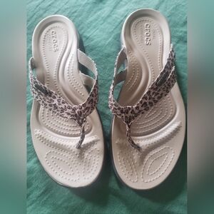 Crocs womens leopard flip flops 9